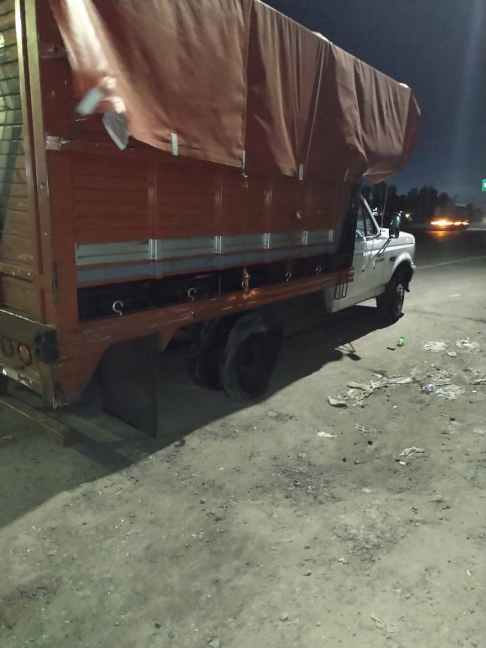Camión detenido de noche en carretera