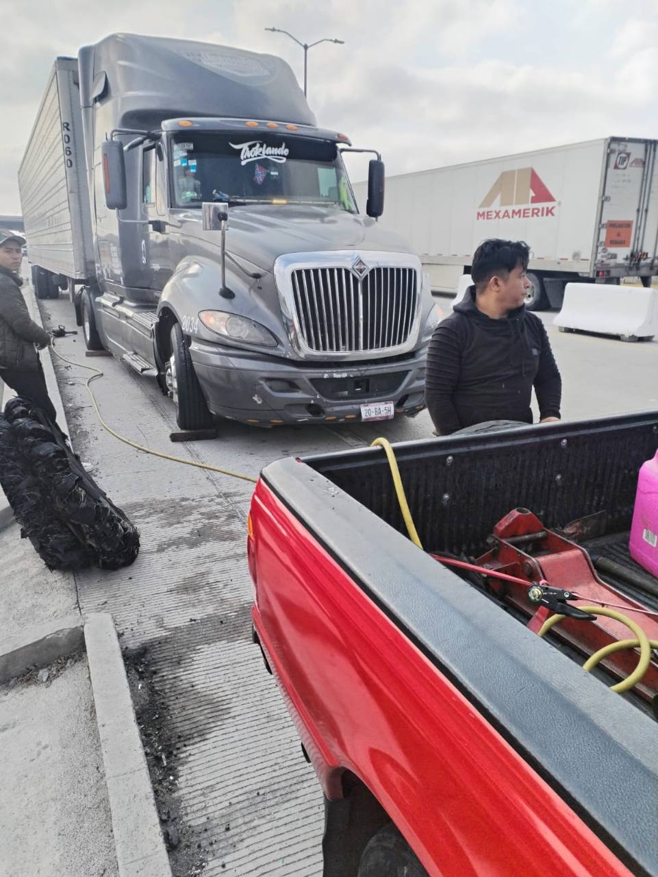 Servicio de vulcanizadora movil a trailer en carretera