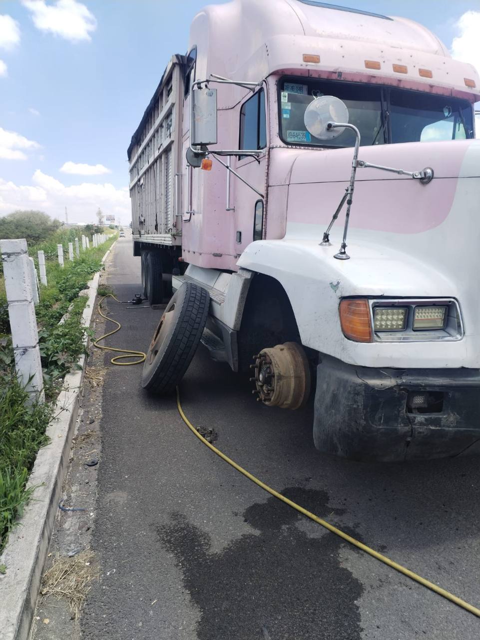 Reparacion de llanta de trailer en acotamiento de carretera